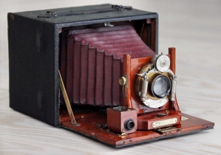 Как работала цветная фотокамера начала XX века? Рассказываем в карточках. 